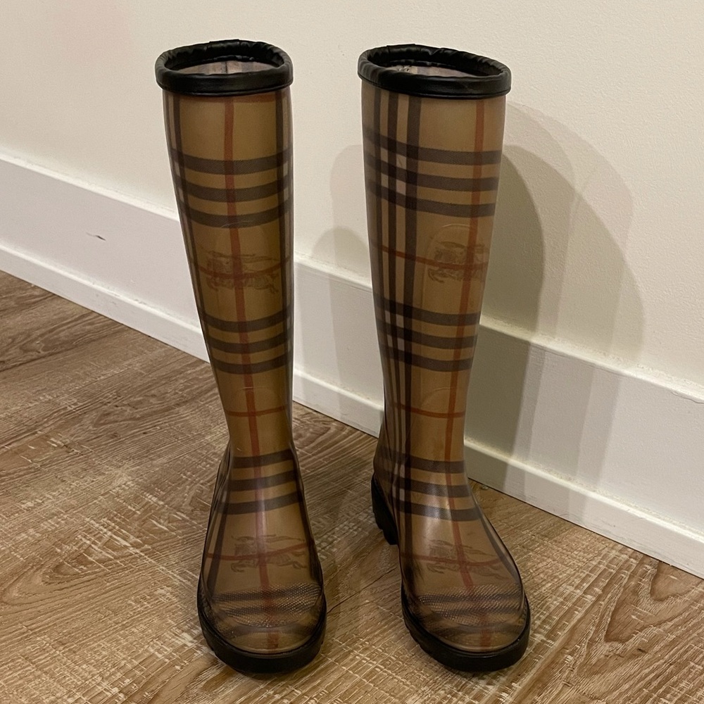 Burberry original check print rain boots. Size 37/6.5